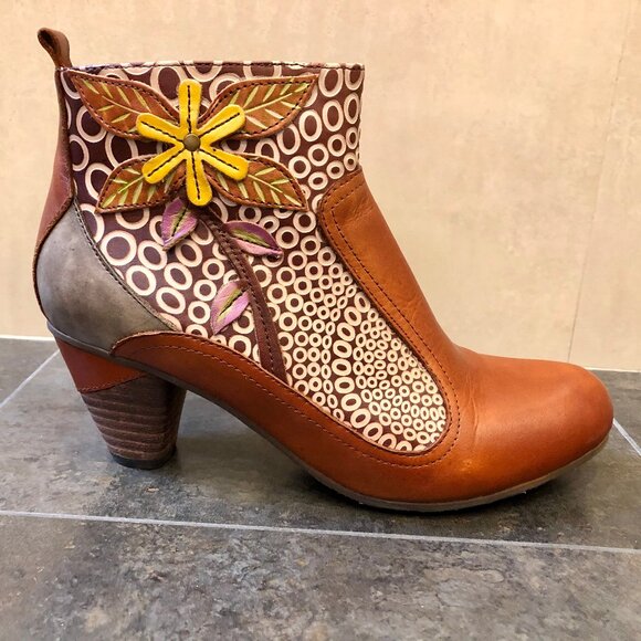 Leather ankle boots with flower detail. - Picture 6 of 7